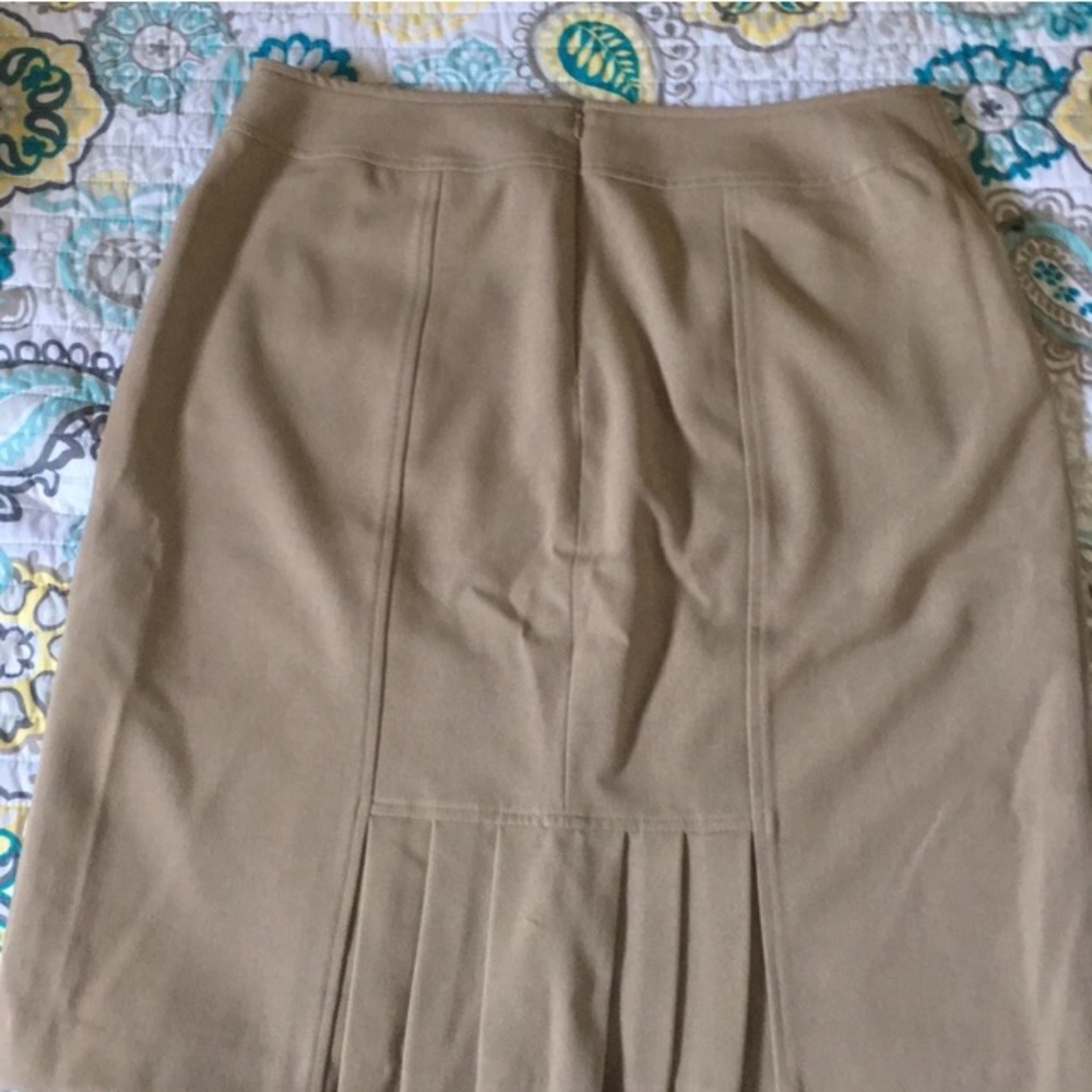 Flattering, lined skirt with pleating detail